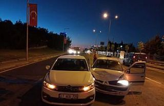 2 araç çarpıştı: 3 yaralı