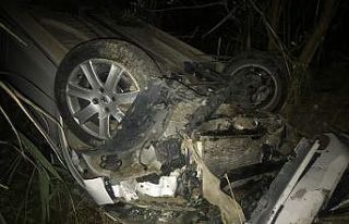 2 gün önce aldıkları araçla dereye uçtular:...