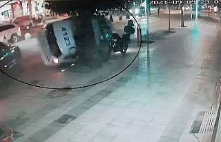 2 polisin yaralandığı kaza güvenlik kamerasında