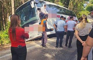 35 yolcusu bulunan otobüs, uçurumun kenarında asılı...