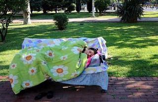 3 aydır parkta yaşayan kadına devlet sahip çıktı