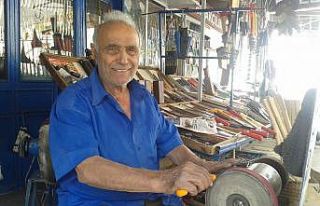 40 yıldır bıçak bileyerek geçimini sağlıyor