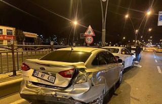 4 otomobil zincirleme kaza yaptı: 1 yaralı