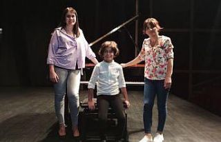 4 yaşında piyano çalmayı öğrenen 8 yaşındaki...