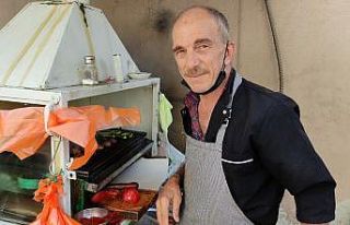 50 yıldır seyyar arabayla köfte satıyor
