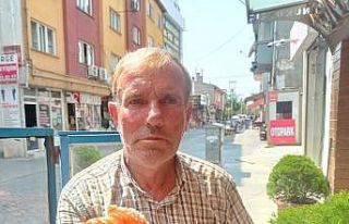 50 yıldır tatlı satmak için pedallıyor