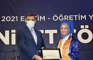 52 yaşındaki 3 çocuk annesi üniversiteyi birincilikle...