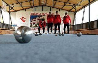 60’ından sonra bocce öğrenen huzurevi sakinleri...