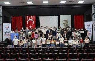 80 genç, 10 yabancı eğitmenden İngilizce eğitimi...