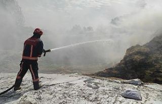Açık alanda depolanan tonlarca saman alevlere teslim...