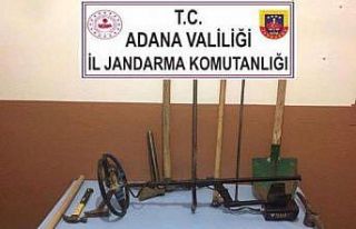 Adana’da arama yapılan otomobilde tarihi eser bulundu