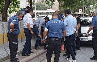 Adliye önünde kendini yakmak istedi, polis etkisiz...