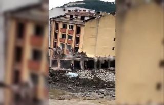 Afet bölgesinde yıkılan binanın altında kalmaktan...