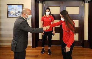 Ağrı Valisi Varol, başarılı sporcularla bir araya...