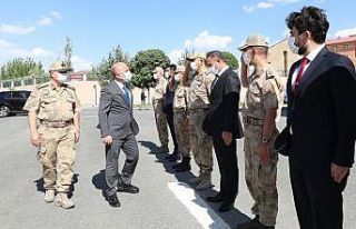 Ağrı Valisi Varol’dan İl Jandarma Komutanlığına...