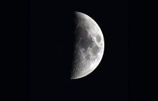 Ahlat’ta yarım ay geceyi aydınlattı