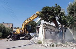 Akdeniz’de metruk binaların yıkımı sürüyor