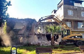 Akdeniz’de tehlike oluşturan binalar yıkılıyor