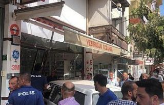 Akrabasına kızdı, dükkanına otomobille girdi
