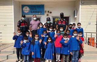 Aksaray jandarma, okul okul gezerek öğrencileri...