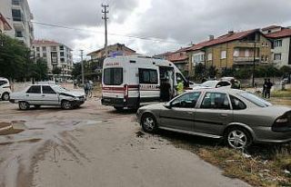 Aksaray’da iki otomobil çarpıştı: 2 yaralı