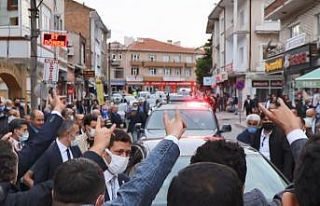 Akşener’in taraftarlarına ’bozkurt işareti’...
