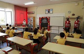 Alanya’da 12 bin dezenfeksiyon kiti okullara dağıtılıyor