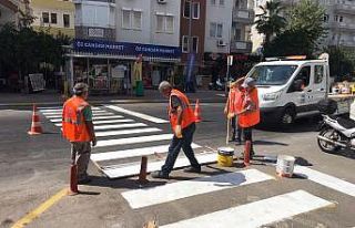 Alanya’da yaya geçitleri boyanıyor
