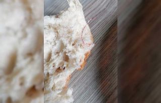 Aldığı ekmeğin içinden çıkanı görünce şok...