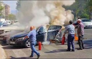 Alev alan otomobil vatandaşların yardımıyla söndürüldü