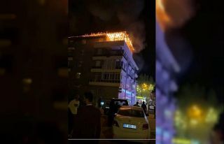 Alışveriş merkezinin çatısında yangın paniği