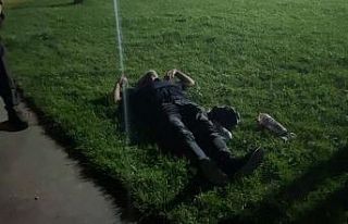 Alkollü şahıs yere yatıp dakikalarca göğsünü...