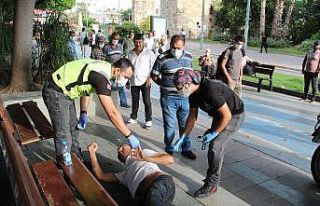 Alkollü şahsın polis ve sağlıkçılara uyku tepkisi