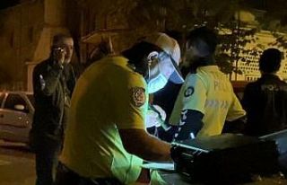 Alkollü sürücüden polise: "Hadi beni kelepçele"
