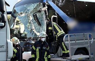Almanya’da yolcu otobüsü yoldan çıktı: 16 yaralı