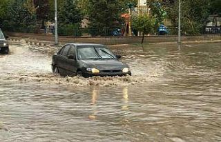 Altyapı sağanak yağışa yetersiz kaldı: Caddeler...