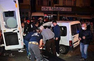 Ambulans ile hafif ticari aracın çarpıştığı...