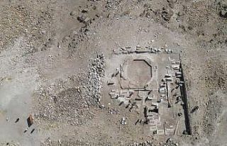 Ani’de bulunan kümbet ve oda mezarlar havadan görüntülendi