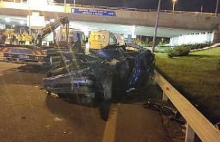 Ankara’da aydınlatma direklerine bakım yapan işçilere...