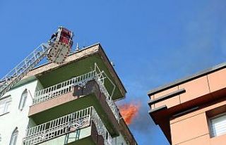 Apartmanın çatısındaki yangın korkuttu