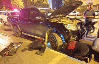 Aracın motor kısmına giren kediyi itfaiye çıkarttı