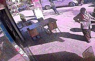 Aracın yaşlı kadına çarpma anı kamerada