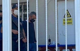 Aracını okul bahçesine park edince kendisini uyaran...