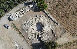 Aratos’un anıt mezarının bölgede eşsiz olduğu...