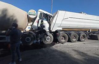 Arıza yapan tıra arkadan çarpan beton mikseri sürücüsü...