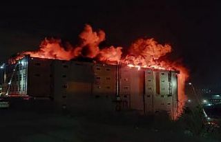 Arnavutköy’de 4 katlı tekstil fabrikasının çatısında...