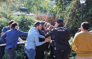 Aşı karşıtlarının mitinginde polise yumruk atan...