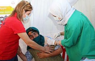 Aşı olmaktan korkan Güllü ninenin hemşire ile...