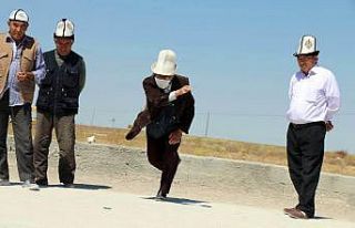 “Aşık oyunu” geleneği Kırgız Türkleri tarafından...