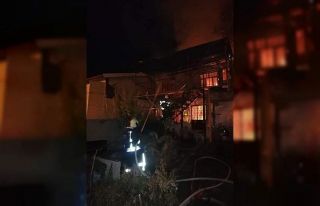 Asırlık ahşap ev alevlere teslim oldu